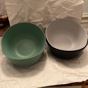 Bundle of 5 Plastic Bowls